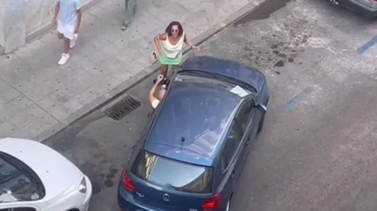 Mujer quiere «guardar» lugar para aparcar y lo que sucede después revolucionó las redes