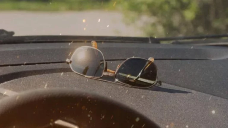 Por esto nunca debes dejar tus gafas dentro de un coche abajo del sol