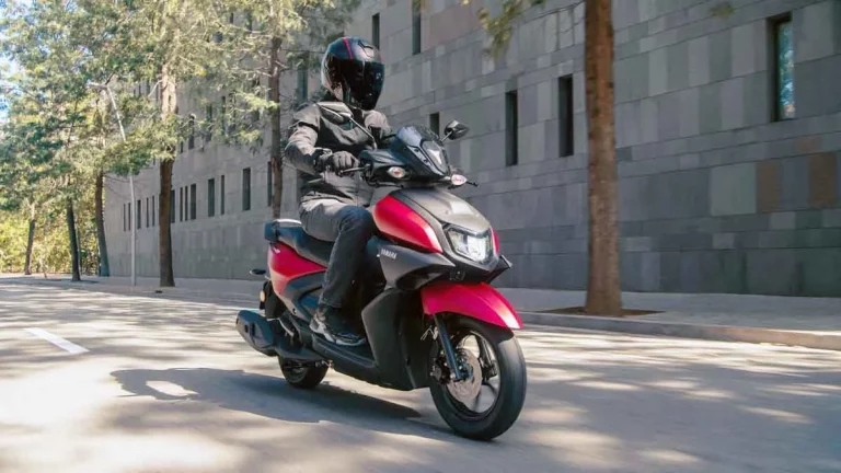 Si pensabas conducir una moto de 125 con el carnet de coche, olvídate: La DGT ya prepara cambios
