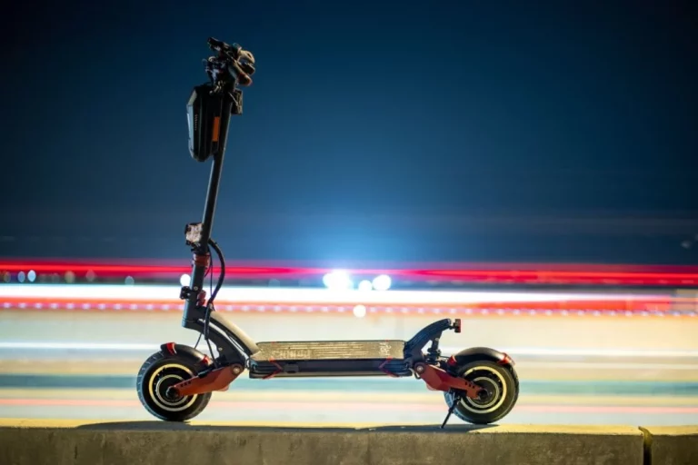 La DGT publica la lista definitiva: Todos y cada uno de los motivos por los que te van a multar con tu patinete eléctrico