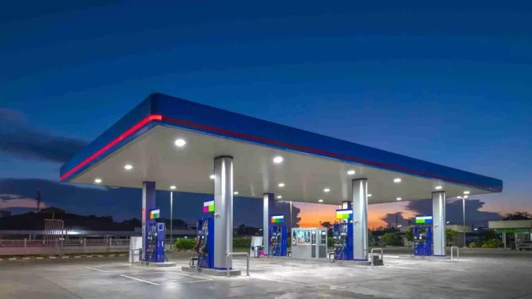 El gesto que prácticamente te obligan a hacer en una gasolinera y por el que te van a multar con 100 euros