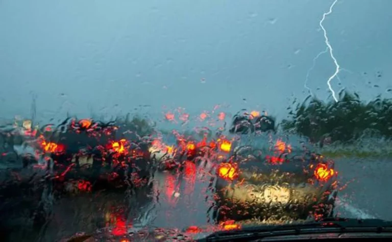Por lo que pueda pasar: La DGT te recuerda cómo actuar si te sorprende una tormenta de verano
