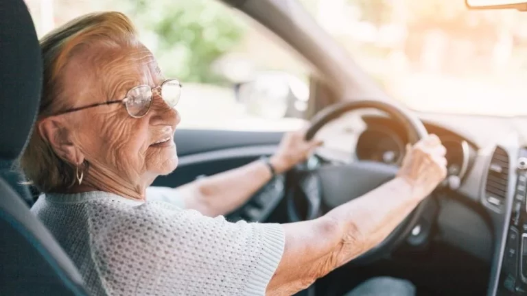 Conductores mayores de 65 años: La DGT desmiente el bulo que circula por redes sociales