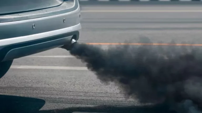 ¿Cómo quitar la carbonilla del tubo de escape? El consejo de este mecánico es infalible y no afecta a tu motor