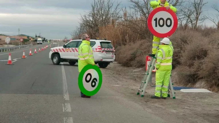 Del rojo al verde: El nuevo color que van a vestir las señales de la DGT desde ahora