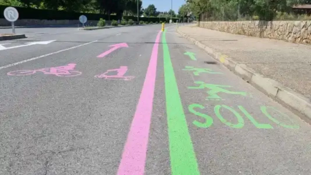 La DGT desvela todas las dudas sobre las nuevas líneas verdes y rosas que han llegado al asfalto 2 Motor16 significado rayas verdes rosas carretera 1 Motor16