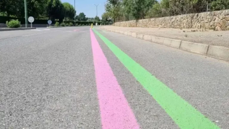 El verdadero significado de las rayas rosas y verdes que aparecen en carretera