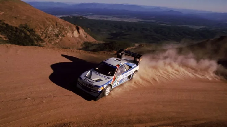 Nunca es mal día para recordar la subida más legendaria a Pikes Peak: La de Ari Vatanen con su Peugeot 405 T16