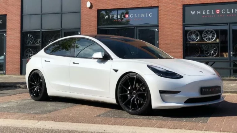 Esto es lo que Tesla dice a sus clientes que tienen que hacer cada 10.000 kilómetros con las ruedas