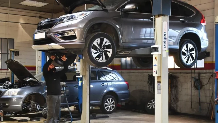 El trabajador de una ITV te explica desde un foso el motivo para comprarte este coche: Aún con 380.000 kilómetros