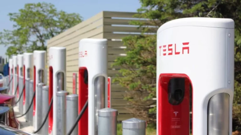 El truco que los dueños de Tesla utilizan para cargar más rápido y que la marca no recomienda