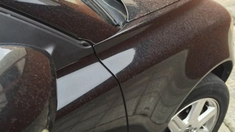 El truco infalible para no dejar manchas de agua al secar tu coche