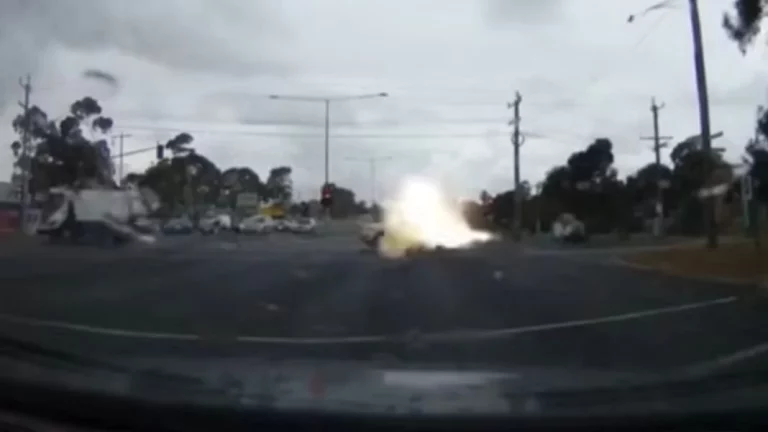 Video: rayo dio directo contra un coche y este lo paso a los tripulantes