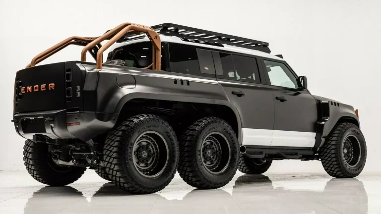 Este Land Rover Defender con seis ruedas da mucho miedo