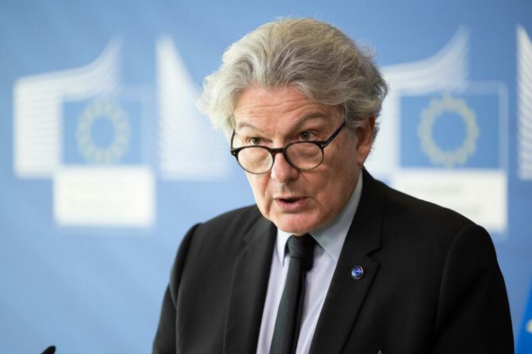 Los coches eléctricos no interesan en Europa por culpa de los fabricantes. Eso dice Breton