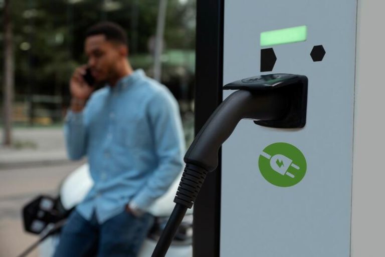 España supera los 35.600 cargadores de coches eléctricos. Pero todos estos no funcionan