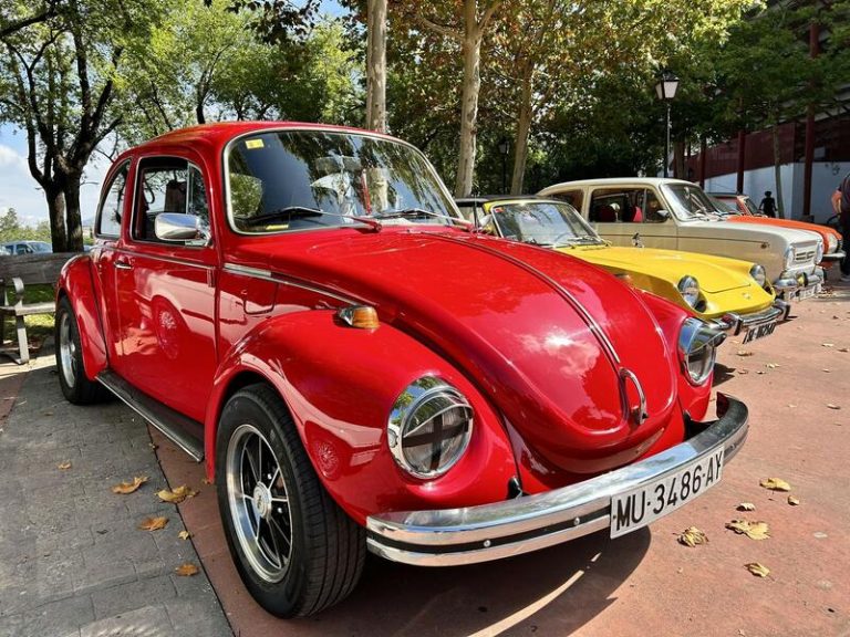 La quinta etiqueta de la DGT está al caer. Y la llevarán coches con más de 30 años
