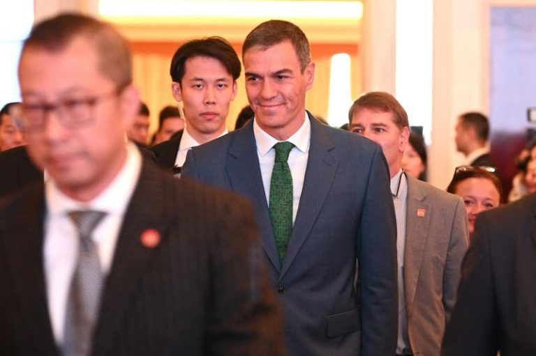 Sánchez pide a Europa reconsiderar los aranceles al coche eléctrico chino