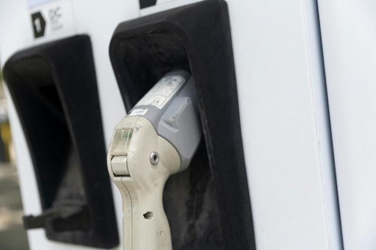 El Gobierno dice que  hay «suficientes» cargadores para coches eléctricos