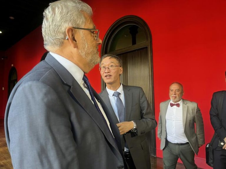 China espera que el viaje de Sánchez sirva para algo y «reconsidere» los aranceles al coche eléctrico