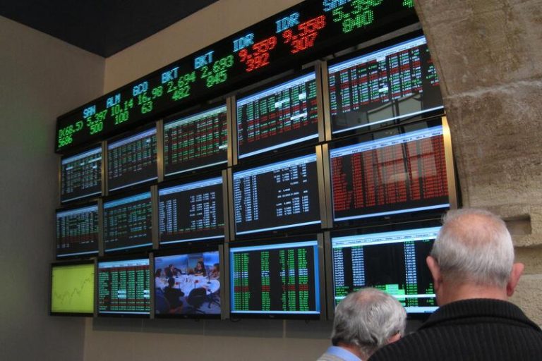 Los recortes de previsiones causan estragos en las acciones de Stellantis, Aston Martin, Renault, VW, Porsche y Volvo