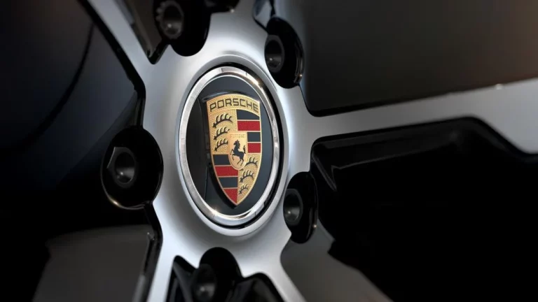 El joven futbolista de 22 años que desobedece a su madre y se gasta 250.000 euros en un Porsche 911 GT3