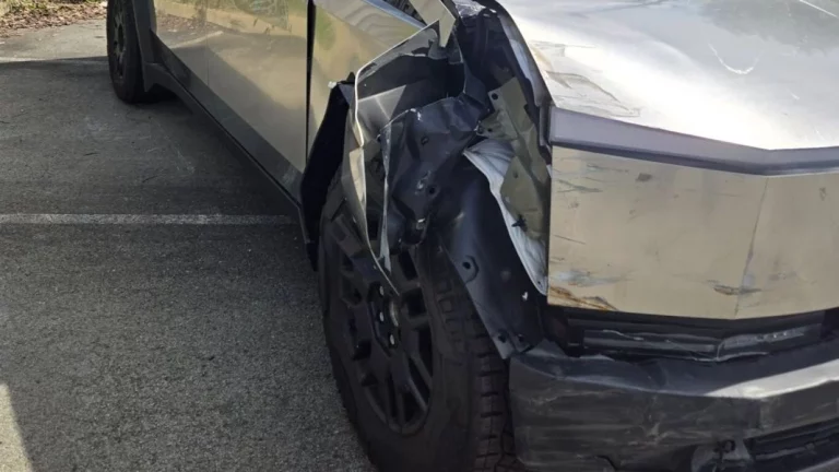 4 horas: Eso es lo que le ha durado a su dueño y de una pieza este Tesla Cybertruck