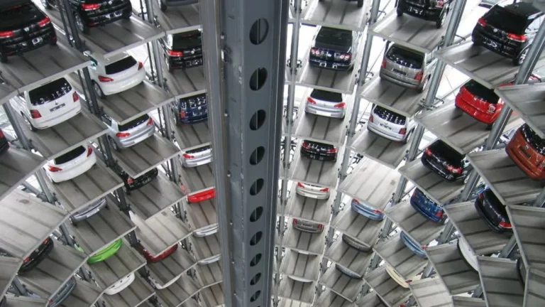 Alucina con cómo funciona el aparcamiento automático que tiene Volkswagen