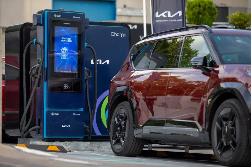 España supera los 52.000 cargadores, pero el 22% no funciona 1 Motor16 CARGADOR KIA 350 KW ULTRARRAPIDO EDP6 Motor16