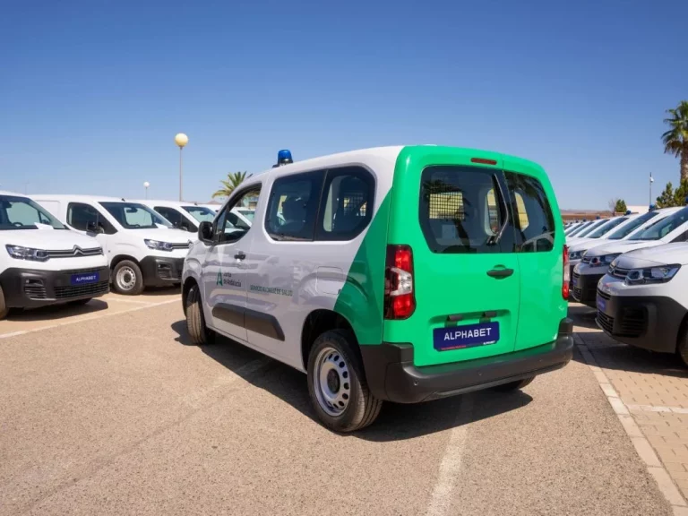 Alphabet entrega una flota de 320 unidades, en su mayoría del Grupo Stellantis, al servicio Andaluz de Salud