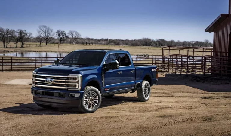 Los Ford F-250, F-350 y F-450 2025 reciben mejoras para seguir liderando el mercado en 2025