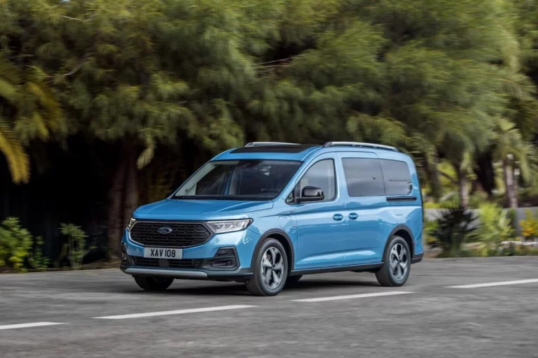 El Ford Tourneo Connect PHEV ya tiene precio. Y su versión comercial también