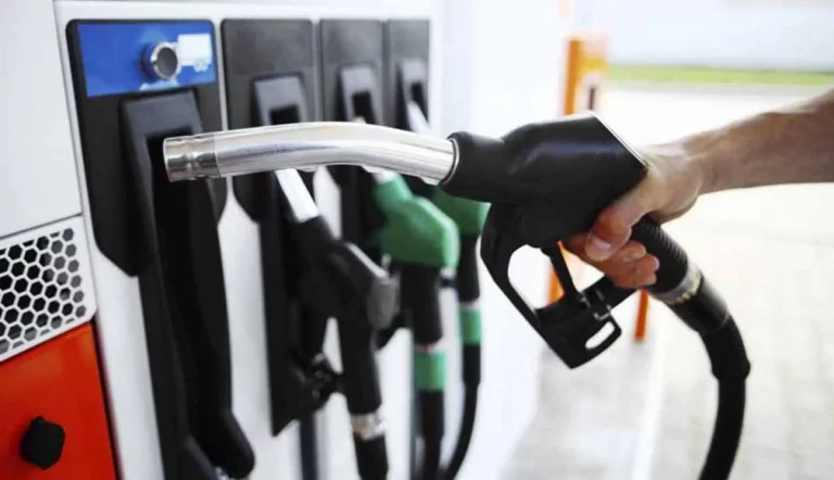 El cartel que toda gasolinera tiene y que debes leer con detenimiento: 100 euros están en juego