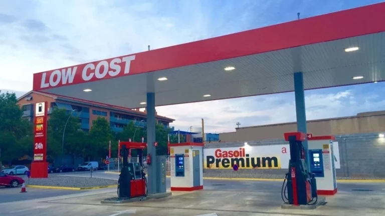 La experta en la materia que aclara lo que esconde la gasolina que venden en las gasolineras low-cost