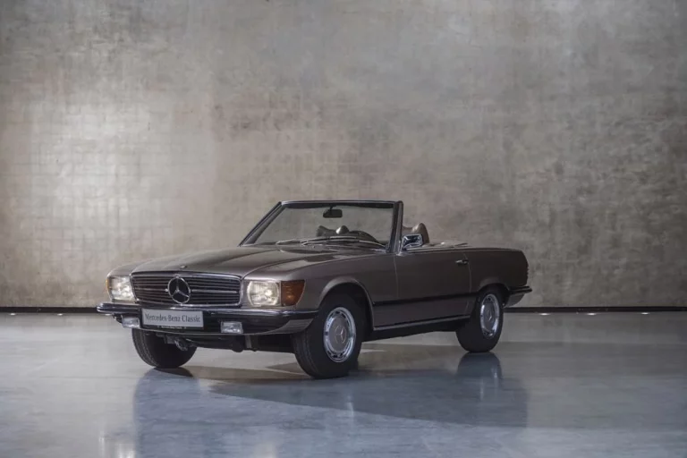 El coche ochentero con el que Mercedes-Benz rinde homenaje a la moda española