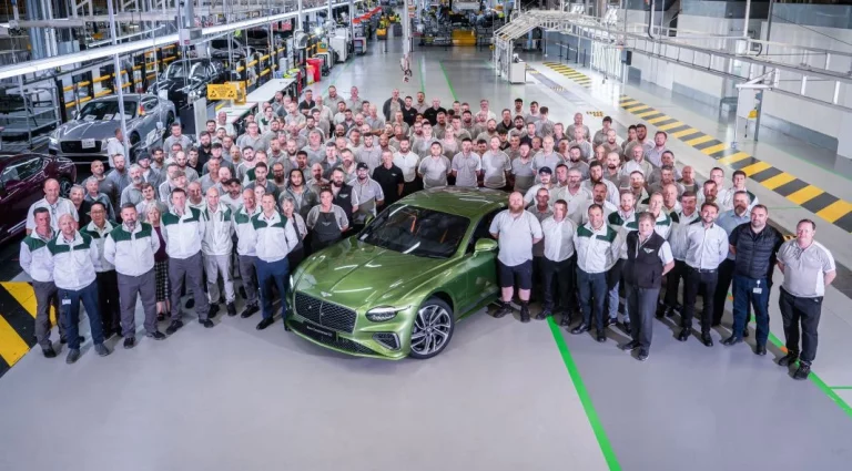 El primer Bentley Continental GT de cuarta generación sale de Crewe un día muy especial