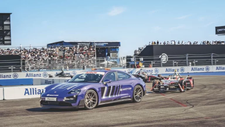 Esto se siente al copilotar el nuevo safety car de la Formula E, el Porsche Taycan Turbo GT