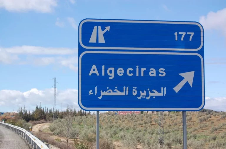 El idioma que está inundando la gran mayoría de las señales de tráfico de nuestras carreteras