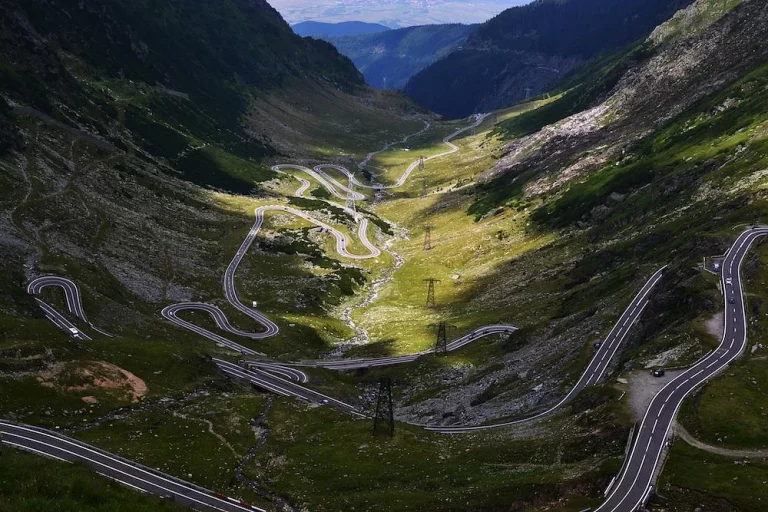 La carretera de 91 kilometros y curvas de 180 grados que pasa por un mítico castillo