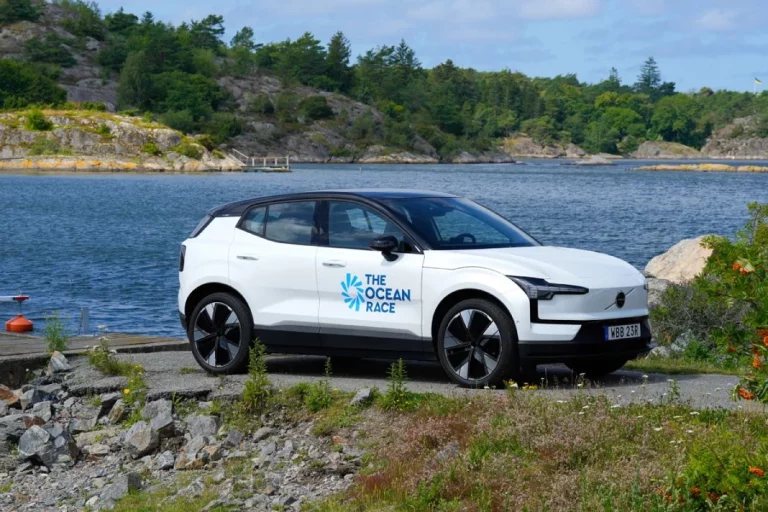 La marca de coches que se vuelca con la vela y los océanos