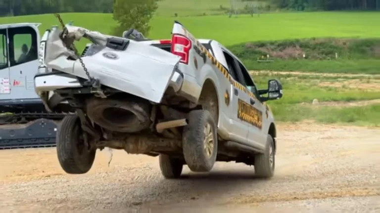 WhistlinDiesel tortura el chasis de los Ford F-150 y Tesla Cybertruck con resultados dispares