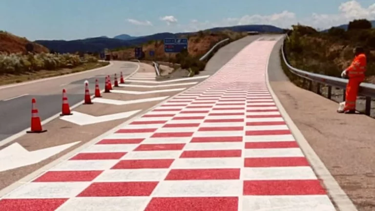 Así es como funciona una pista de frenado de emergencia para los camiones