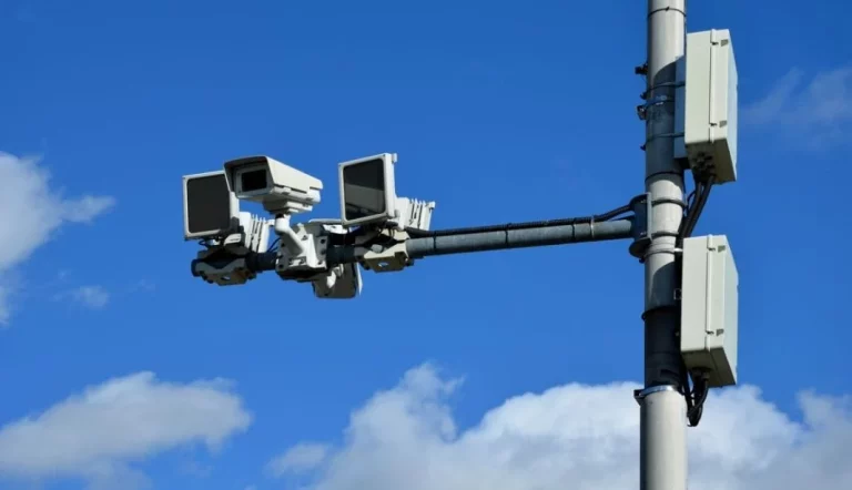 El operario de carreteras que se va de la lengua: Así puedes saber dónde están instalados los radares