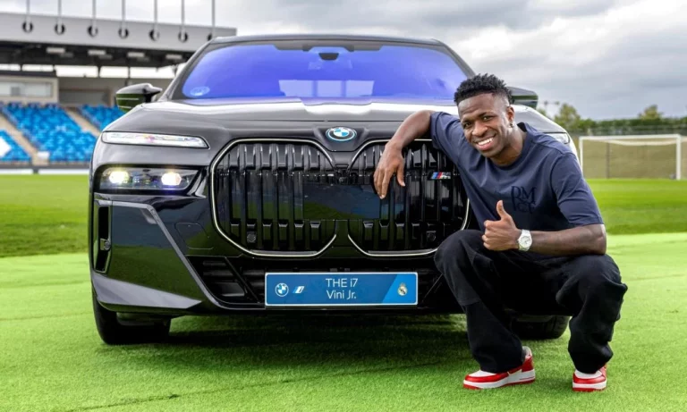 A puro lujo: Vinicius Jr. se diferencia de sus compañeros con el BMW i7 más caro de todos