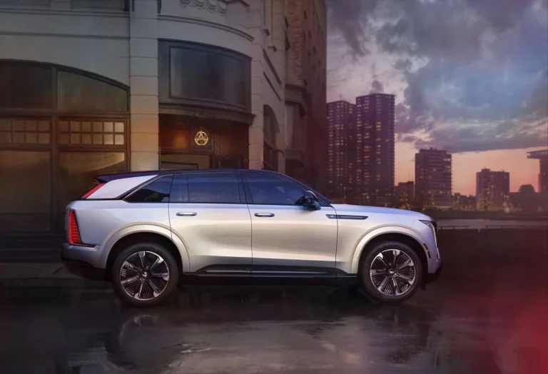 El Cadillac Escalade IQ 2025 se estrena en una subasta benéfica