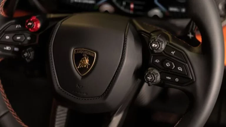 La canción más apropiada para escuchar a todo volumen en tu flamante Lamborghini