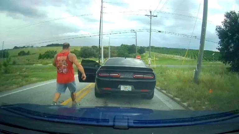 Un bonito Dodge Challenger, el principal enemigo de los cachas del gimnasio