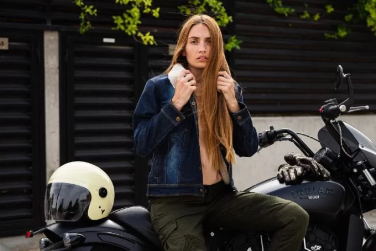 Prepárate bien para el otoño: el mejor equipamiento para viajar en moto