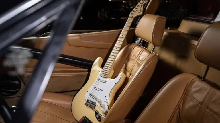 Qué tendrá de especial esta Fender Stratocaster, que si te la compras te regalan un Ferrari