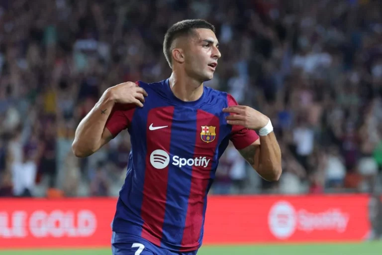 Ferrán Torres demuestra que no solamente está bajo en el fútbol, sino también en la conducción